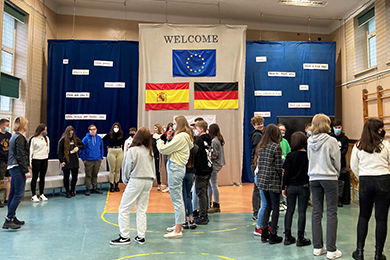 Schülerinnen und Schüler aus Deutschland, Spanien und Polen lernen sich kennen.