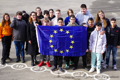 Schülerinnen und Schüler mit Europaflagge
