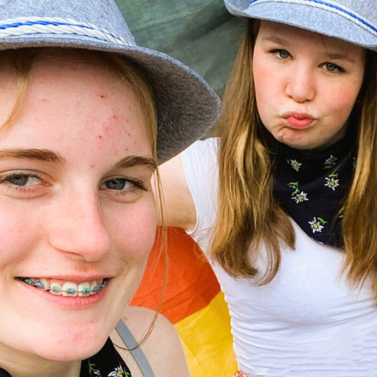 Schülerinnen mit Hüten