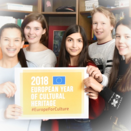 Schülerinnen und Schüler mit der Plakette zum europäischen Kulturerbe-Jahr