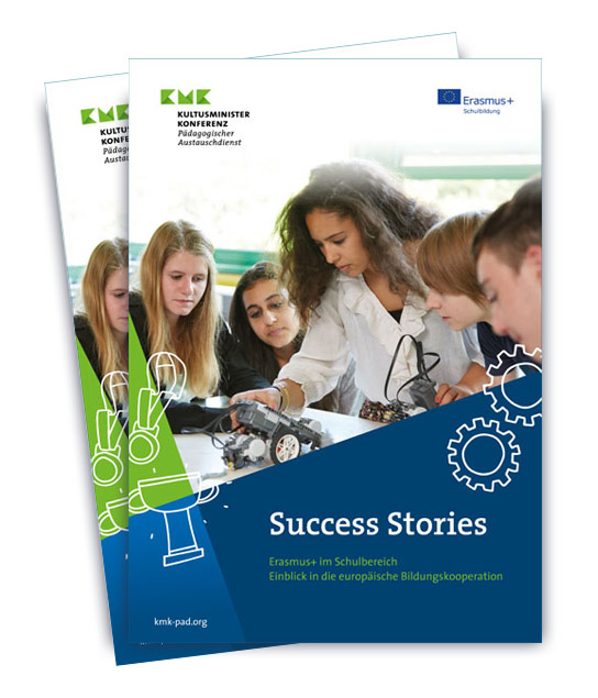 Abgebildet ist das Cover des Magazins Success Stories 2020. Zu sehen sind Schülerinnen und Schüler mit einer Lehrkraft. Alle blicken auf einen Tisch auf dem Elektronik liegt.