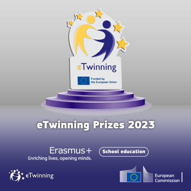 Ein Pokal in Form eines Siegertreppchens, auf dem oben das eTwinning-Logo platziert ist.