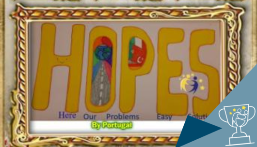 Der Schriftzug "HOPES" in einem goldenen Rahmen.